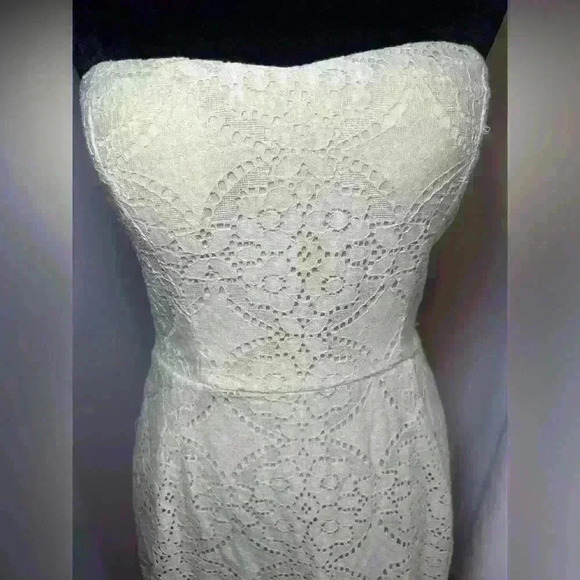 Lulu’s Cream Eyelit Strapless Dress with pads - size small - Picture 2 of 4